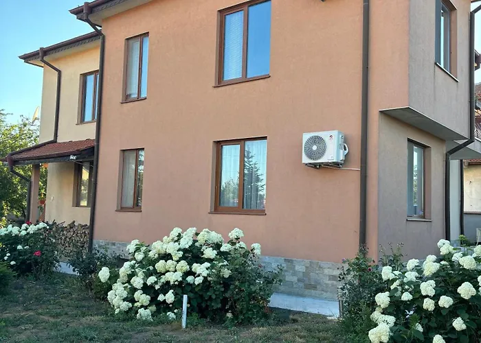 къща каменар Vilă *